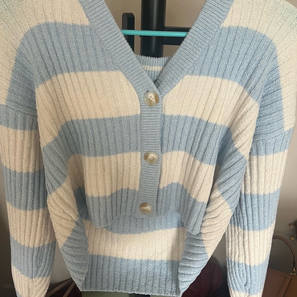 Francesca's Collections Light Blue & Cream Striped Cropped V-Neck Cardigan